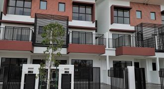 SPACIOUS & FACING OPEN AREA 3 Storey Terrace Myra Meranti, Puchong